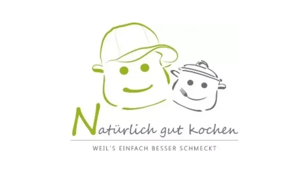 Das Logo zeigt zwei stilisierte Figuren, eine mit einer Kochmütze und die andere als Topf dargestellt, beide mit freundlichen Gesichtern. Darunter steht der Schriftzug „Natürlich gut kochen“ in einer handschriftlichen Schriftart, ergänzt durch den Slogan „Weil’s einfach besser schmeckt“. Das Design vermittelt eine einladende und natürliche Atmosphäre, passend für ein Konzept rund ums Kochen und gesunde Ernährung.