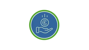 Ein rundes Symbol mit einem dunkelblauen Hintergrund und einem grünen Rand. In der Mitte ist eine stilisierte Hand zu sehen, die eine Münze mit einem Euro-Symbol hält. Über der Münze befinden sich drei senkrechte Linien, die einen finanziellen Zufluss oder Unterstützung symbolisieren. Das Icon steht für finanzielle Hilfe, Spenden oder Fördermittel.